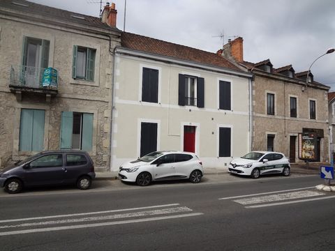 Beautiful apartment building of 120 m2, renovated with garden in the city center of Perigueux. 2 apartments T 1 bis of 27 m2 and 1 apartment T3 60m2. A collective garden of 100m2. Close to all shops in a quiet area. A great deal for an investor.