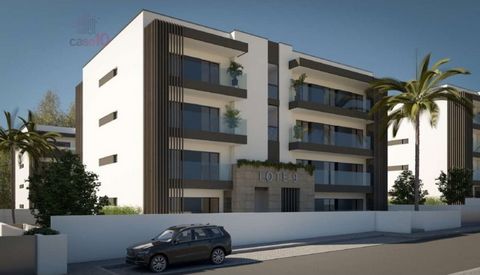 Appartement de 2 chambres à vendre dans une communauté fermée avec piscine à Alvor, Portimão Dans une zone en plein développement, ce fantastique développement est né avec des appartements de typologie T2+1 et T3 avec 1 ou 2 places de parking, avec a...