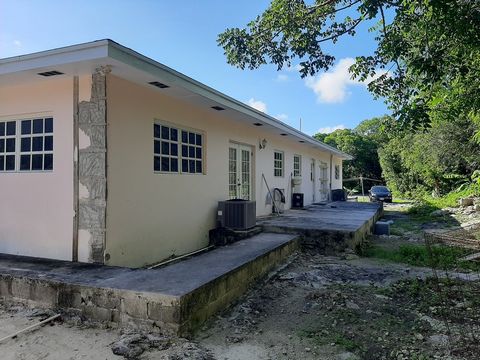 Diese Maisonette befindet sich in einem stark frequentierten Bereich und ist leicht zugänglich. In unmittelbarer Nähe zum Flughafen, zur Tankstelle, zu Lebensmittelgeschäften und zum Sandals Resort. Hohes Ertragspotenzial. Schön gepflegt, einzugsfert...