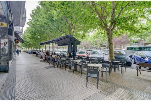 REFURBISHED bar in Felipe IV in one of the main streets of Amara is transferred and rented. It has 80m2 at street level with bar, tables and toilets on the main floor, while in the basement it has the kitchen with another 80m2. It also has a mezzanin...