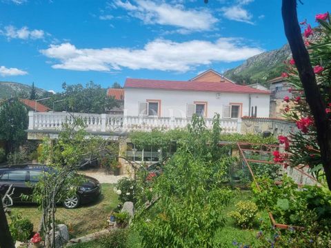 Location: Primorsko-goranska županija, Vinodolska Općina, Bribir. Municipality of Vinodol, Bribir, we are selling a house in an excellent location, not far from the city center. The house consists of two floors. On the first floor, there is a living ...