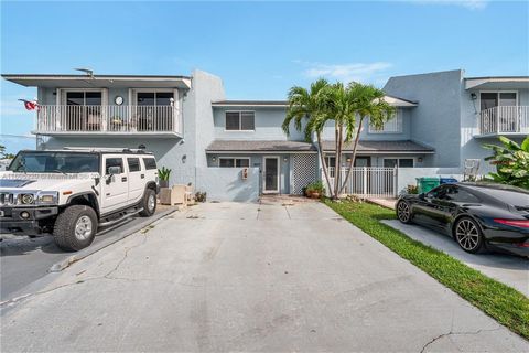 Vous allez adorer cette villa moderne et améliorée de deux étages, idéalement située à proximité des supermarchés, des restaurants et à seulement cinq minutes de l’autoroute, offrant un accès facile à tout ce que Miami a à offrir. La maison dispose d...