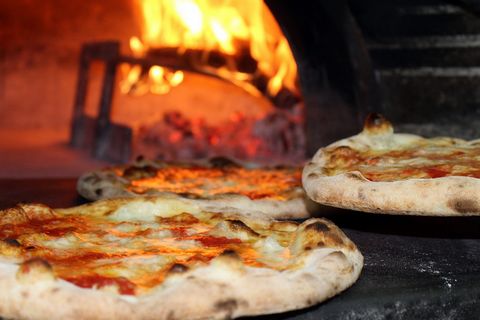 Italian restaurant specializing in pizzas, fully operational and located in a prime area of Fuengirola. This establishment has a loyal and steady clientele, offering traditional recipes and high-quality food. The restaurant has established solid rela...