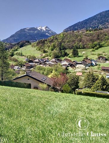 FAVERGES - Baugrundstück IN FORM DER TEILUNG (von ca. 550 m2). Auf den ersten Höhen von Faverges mit Panoramablick auf unsere herrliche Bergwelt. Bereit, Ihr Zuhause willkommen zu heißen, hat es Zugang zu Trinkwasser. Es ist an das Telefon- und Strom...