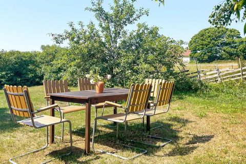 Bienvenue à vivre dans une charmante maison dans le magnifique Västergarn. Avec la proximité de la mer et toute la beauté que Gotland a à offrir. La maison est située sur un terrain partagé avec le propriétaire et sur le terrain il y a aussi une autr...