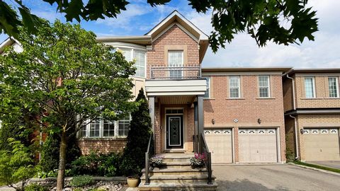 Dieses selten angebotene, luxuriöse Einfamilienhaus im begehrten Viertel Jefferson in Richmond Hill bietet außergewöhnlichen Wohnraum und moderne Ausstattungsmerkmale. Höhepunkte: Geräumig und funktional: 5 Schlafzimmer, 5 Badezimmer und über 4.000 m...