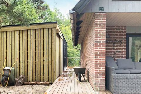 In der plantagenähnlichen Umgebung von Ho bei Blåvand finden Sie dieses Ferienhaus mit zwei Etagen, das gut geschützt auf einem hügeligen Naturgrundstück mit vielen Bäumen liegt. Im Haus stehen u.a. drei Schlafzimmer und zwei Wohnbereiche zur Verfügu...