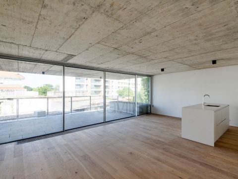 Appartement neuf, avec 3 chambres dont une suite, les autres avec salle de bain. Les salles de bains sont en marbre et assez spacieuses. Pièce généreuse à l'ouest avec accès à la terrasse. Cuisine équipée, buanderie. 2 places de parking et 1 débarras...