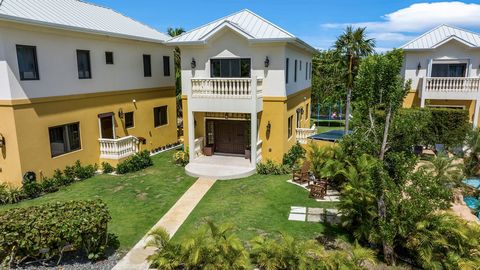 Cette propriété est un MUST! Quartier absolument magnifique situé en face des falaises du château Pedro Saint James. Niché dans une zone de verdure tropicale luxuriante avec 10 villas autonomes de deux étages de style méditerranéen. Haut et sec à 25 ...