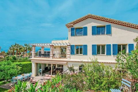 À pied des plages, superbe villa rénovée édifiée sur plusieurs étages et bénéficiant d’une jolie vue mer. Située sur un terrain plat avec piscine et pétanque dans un domaine privé.