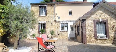 Au coeur de Pacy !!!! Cette belle maison en pierres, nichée à deux pas du centre-ville, offre un cadre paisible et préservé, tout en étant proche de toutes les commodités. La maison dispose de deux entrées, l'une sur rue et l'autre sur cour. Elle com...