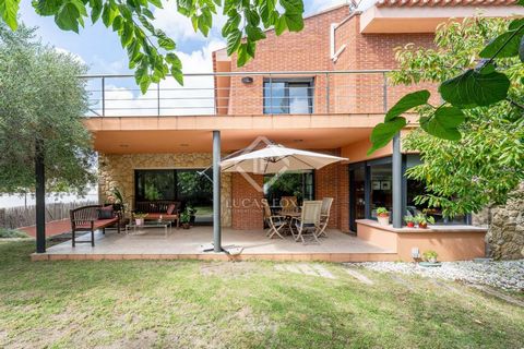 Lucas Fox Tarragona has this detached house in a quiet and exclusive residential area. Located in La Mora, a few minutes walk from the Sea and in a Mediterranean environment. The property offers in capital letters the desired home of every family. De...