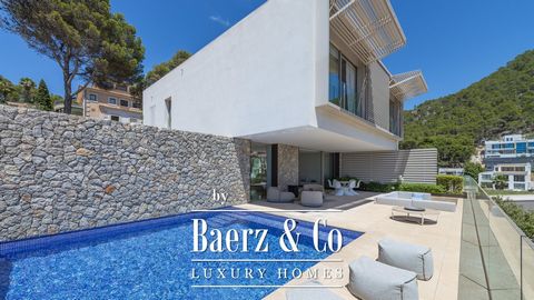 This elegant villa is located in Puerto Andratx, in an exclusive residential community, has a private pool and magnificent views of the surrounding mountains and the sea. The property is distributed over three levels as follows: on the middle level i...