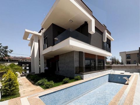 Cette exquise villa d’angle, surplombant deux rues, offre un mélange de luxe moderne et de confort. Type de propriété : 6+2 Smart Luxury Villa Superficie du terrain : 446 m2 Superficie construite : 510 m2 Caractéristiques extérieures : Deux piscines ...