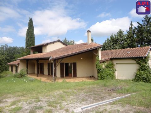 PROCHE MIREPOIX - MAISON SUR 3HA UNIQUE ! Proche de Mirepoix, grande maison traditionnelle année 89 de 188 m² habitables avec garage attenant de 45 m², et caves de 50 m² ... Domaine de 3ha arboré, vue campagne sans voisins ! Belle cuisine équipée ouv...