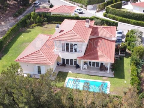 Luxury 4 bedroom villa in Penha Longa Resort Located in one of the most prestigious and exclusive condominiums in Cascais, this villa presents itself as an excellent option for those looking for tranquility, nature, security and proximity to differen...