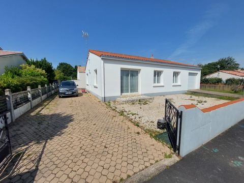 Venez découvrir cette charmante maison de plain-pied non-mitoyenne, située dans un quartier calme et résidentiel à 200m du centre bourg du Château d'Olonne. Avec ses trois chambres, cette maison est parfaite pour les familles ou les couples à la rech...