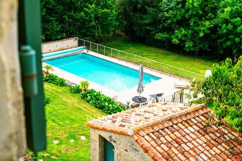 L'esprit authentique d'une maison de campagne proche du centre ville Cette ancienne grange entièrement repensée comme maison de famille comporte de nombreux et spacieux espaces de réception dédiés aux moments de partage et de détente. Entièrement tou...