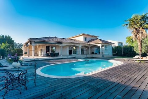 BORGO STANDING VILLA 170 M² SWIMMING POOL JACUZZI For your main residence or your pied-à-terre in Corsica, come and discover this very beautiful traditional villa of approximately 170 square meters. With a contemporary look, it offers spacious and co...