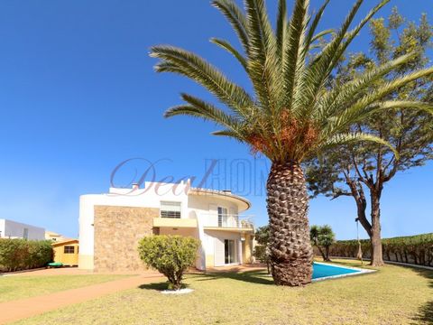 Deal Homes presents, Villa with 3 bedrooms plus 2 anexes with 1 bedroom each, just 5 minutes by car from Praia do Porto de Mós, close to several shops, with ample outdoor space and well-maintained green areas. The villa has ground floor and 1st floor...