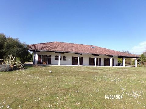 Hübsche einstöckige Villa mit viel Charakter und einem Wohnzimmer von 130 m² und einer Einbauküche, die sich auf eine große Terrasse mit Blick auf den SÜDEN öffnet Ruhig in der Nähe des Sees oder der Strände und 4 große Schlafzimmer Ankleidezimmer Ba...