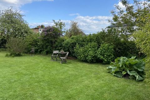 Overgoten met licht, zonnige ligging op het zuiden, omheinde tuin met speeltoestellen, ca. 8 min. lopen. naar het strand. Vakantiehuis voor het hele gezin - oma, opa en hond inbegrepen (max. 6 personen)