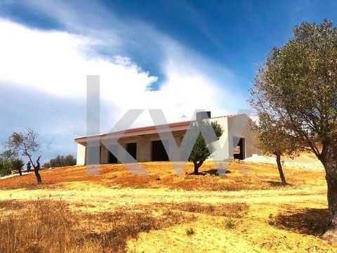 Grande ferme avec 12,2 hectares de terrain avec des vues spectaculaires et une exposition au soleil. Maison neuve (en construction, date d'achèvement prévue en novembre 2024) comprenant 3 suites, une cuisine à aire ouverte, une salle à manger et un s...