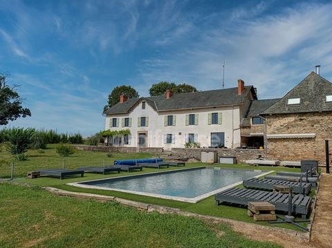 Propriété unique et exceptionnelle des années 1800, composée d'une maison principale, 2 gîtes, une grange en très bon état, piscine, espace bien-être. Un lieu parfait pour divers projets, qu'il s'agisse d'hébergement, de séminaires, de mariages ou de...