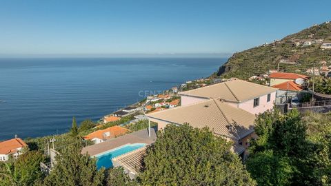 Cette magnifique villa, située dans l'une des zones les plus ensoleillées de l'île et à 5 minutes de la plage, présente une architecture traditionnelle et offre une vie tranquille et confortable à ses futurs propriétaires. Cette propriété représente ...