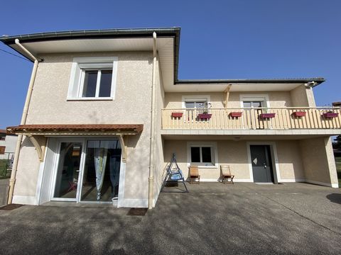 Sur la commune de Dunières, retrouvez cette très jolie maison de 196 m2 habitables, située sur un terrain plat et clotûré de presque 5 000m2 ! Une partie de 1200 m2 est constructible. Cette charmante villa très lumineuse est composée de trois belles ...