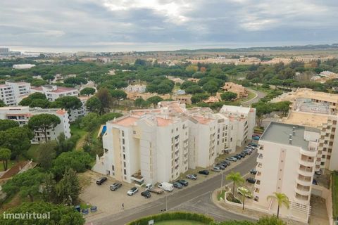 Renovated 2 bedroom apartment in a condominium with swimming pool This modern and renovated 2 bedroom apartment, situated in a condominium with swimming pool, offers a combination of comfort and convenience. Located in Vilamoura, in a very quiet area...