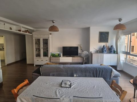 Inmoilles è lieta di presentare questa proprietà nel vivace centro di Palma!~~Questo spazioso appartamento con 3 camere da letto e 2 bagni combina una vita moderna con un comfort imbattibile, perfetto per coloro che vogliono immergersi nell'atmosfera...