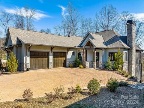 Scopri la vita spensierata di lusso al suo meglio al 16 Haverhill Way, immerso nella prestigiosa comunità di golf recintata di The Cliffs at Walnut Cove ad Arden, NC. Questa residenza immacolata è stata progettata per coloro che cercano uno stile di ...