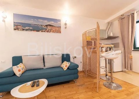 Split, Varoš, Studio-Apartment von 25 m² im Erdgeschoss des Gebäudes mit separatem Eingang. Es befindet sich in einer großartigen Lage ganz am Anfang von Varoš und nur wenige Minuten von zahlreichen Restaurants und allen notwendigen Annehmlichkeiten ...