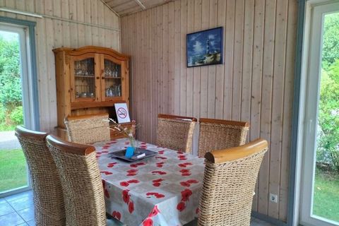 Bella casa per le vacanze sul lago con il proprio molo per la pesca e il relax. Qui c'è spazio per un massimo di 5 persone.