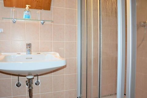 Ferienwohnung im 2. Stock, über 100 qm Wohnfläche, 3 Doppelschlafzimmer für insgesamt 6 Personen. Wohnzimmer, Balkon, Bad mit Dusche, WC separat, WLAN, Sat-TV, Spielplatz mit Kletterturm, Sandkasten, Schaukel und Rutsche und Trampolin Der Wanderweg b...