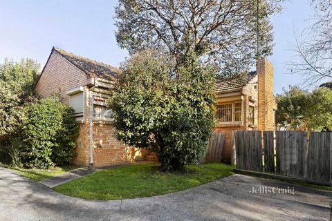 Gelegen aan de voorzijde van een andere onafhankelijke woning, vertegenwoordigt dit bakstenen fineerhuis een geweldig instapmodel voor een eerste huizenkoper, een renovatieproject voor een stel of een jong gezin en een slimme investering met weinig o...