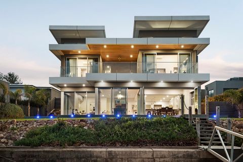 Una expresión refinada de la belleza contemporánea frente al mar, esta impresionante residencia diseñada por un arquitecto es única en su clase, con una muestra ejemplar de calidad, lujo discreto y proporciones espectaculares. Con una ubicación envid...