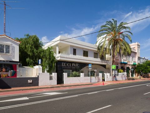 In vendita. Attico unico ed eccezionale, con una terrazza panoramica di oltre 600 m². Questo attico di 312 m² costruito, si trova al terzo piano, con una scala comune, di un edificio residenziale situato a Ciudad Jardín, il quartiere residenziale più...