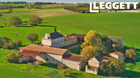 A16873 - Accessible par un chemin privée depuis une petite route de campagne, à 5km d'un village avec toutes commodités, venez découvrir cette charmante propriété isolée du sud Val de Loire, située à seulement 10km de Richelieu. Composée d'une maison...