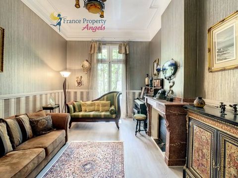 EXCLUSIVE TO FRANCE PROPERTY ANGELS: In a superb Haussmanian building in the heart of Narbonne, this apartment has a large living space of 210m2 accompanied by a large terrace and a stunning view of the Robine canal. Located on the 1st floor, the bui...