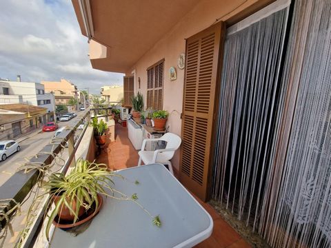 Great opportunity to acquire a first floor with an elevator in the area of Son Ferriol, Palma de Mallorca. With a total surface area of 98 square meters and a plot of 108 square meters, this property is in excellent condition and has one double bedro...