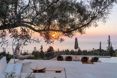 Denna magnifika konstruktion kombinerar naturens särdrag med den moderna elegansen i denna villa är två byggnader förbundna med en glaskorridor. DE ÄR panoramaamphitteatrar utan hinder i Joniska havet. Gården har olivträd inomhus, rabatter med aromat...