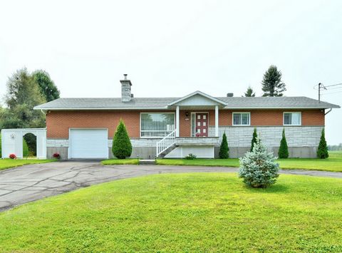 Este espacioso bungalow de ladrillo de 4 lados y 2 dormitorios siempre ha sido bien mantenido por estos propietarios, con su abundante luz y sus áreas de estar de concepto abierto. Garaje adjunto con entrada directa al sótano. La propiedad se benefic...