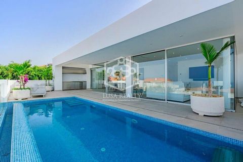 Immergiti in un mondo di lusso e raffinatezza quando scopri questa incredibile villa situata in una strada tranquilla nella prestigiosa zona di Callao Salvaje nel sud di Tenerife. Dal design moderno ed elegante, questa villa da sogno si trova su un t...