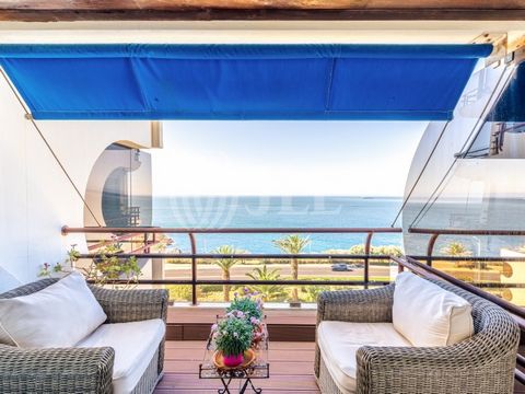 5-bedroom apartment with 165 sqm of gross private area plus 42 sqm distributed among seven balconies, sea view, and parking, in São Pedro do Estoril, Cascais. Located in the gated community Varandas de S. Pedro, which offers a swimming pool and garde...