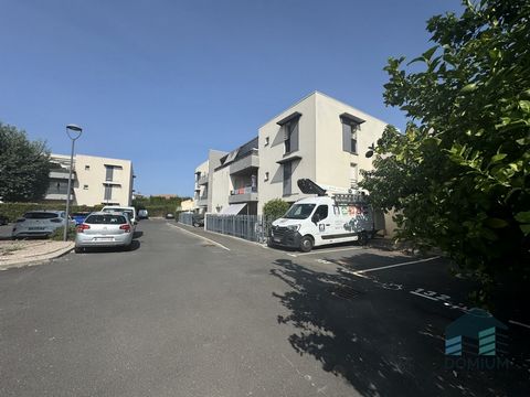 Appartement T4, nous vous proposons en exclusivité ce grand T4 d'environ 70 m2, avec terrasse orientée S/O, et deux places de stationnement privative.Dans une copropriété sécurisée des années 2012, cet appartement vous propose une entrée avec placard...