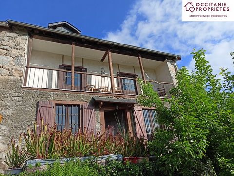 Jolie maison en pierres d’env. 95m2, dans un petit hameau de montagne à 875m d’altitude. Orientées sud-est avec des belles vues, env. 1650m2 de terrain plus dépendances. Très rustique avec beaucoup de charme, la pièce à vivre avec cuisine a été rénov...