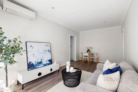 Niché dans un complexe exclusif de seulement huit résidences, cet appartement rénové au premier étage offre un mélange parfait de style moderne et pratique. L’entrée accueillante mène à un salon et à une salle à manger baignés de lumière qui s’ouvren...