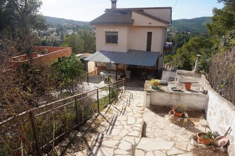 Sie werden gerne mit der Natur zu Ihren Füßen leben. Nun, hier haben Sie ein fantastisches fabelhaftes 2-stöckiges Haus mit einem großen Garten und Grill und einem tollen privaten Pool, wo Sie sich entspannen können, das Haus besteht aus 5 Doppelzimm...